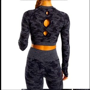 Hot Gymshark grey camo long sleeve crop! 🔥Turn heads while getting fit!!